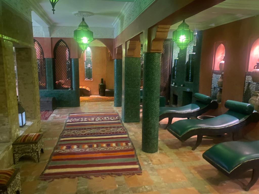 - un hall avec des chaises et un tapis au sol dans l'établissement Riad Palais Blanc & Spa, à Marrakech