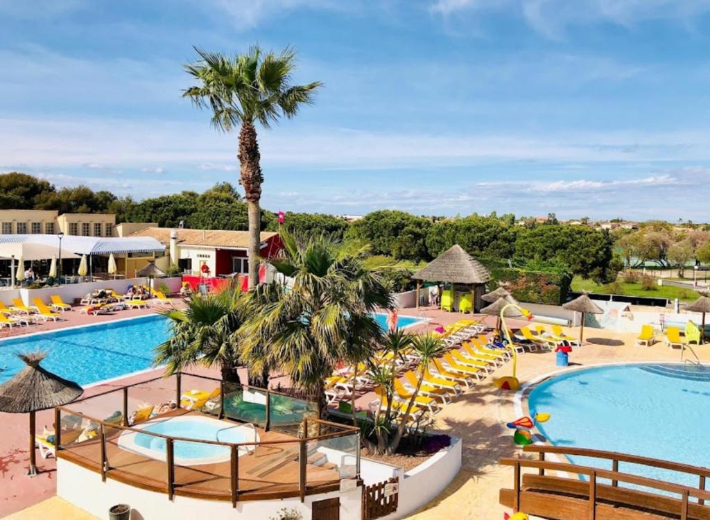 une image d'une piscine dans un complexe dans l'établissement Bungalow 410, 8 pers Camping 4 étoiles Siblu Le Lac des Rêves, à Lattes