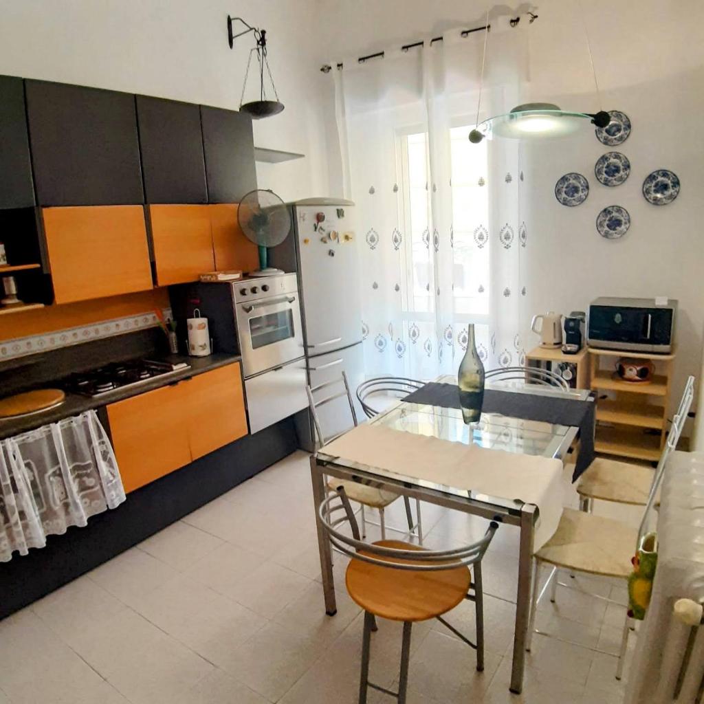 GABRY'S HOME Three-Bedroom Big Apartment near city center & train station to Pisa and Florence & ferries to Sardegna Corsica 4