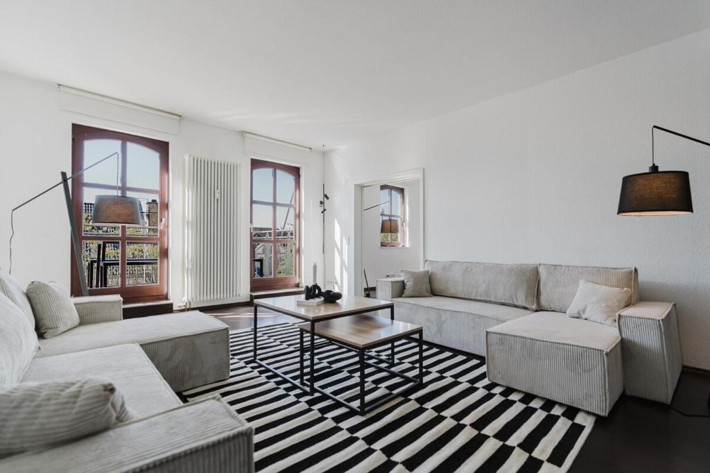4 BR Apartment - ZENTRAL - GERÄUMIG - KÜCHE - TERRASSE - WIFI - KAFFEE - PARKHAUS 1
