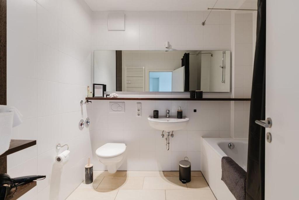 4 BR Apartment - ZENTRAL - GERÄUMIG - KÜCHE - TERRASSE - WIFI - KAFFEE - PARKHAUS 8
