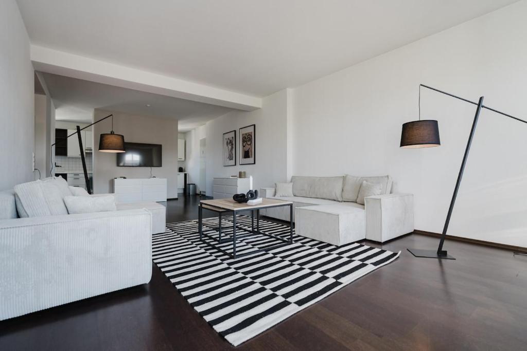 4 BR Apartment - ZENTRAL - GERÄUMIG - KÜCHE - TERRASSE - WIFI - KAFFEE - PARKHAUS 5