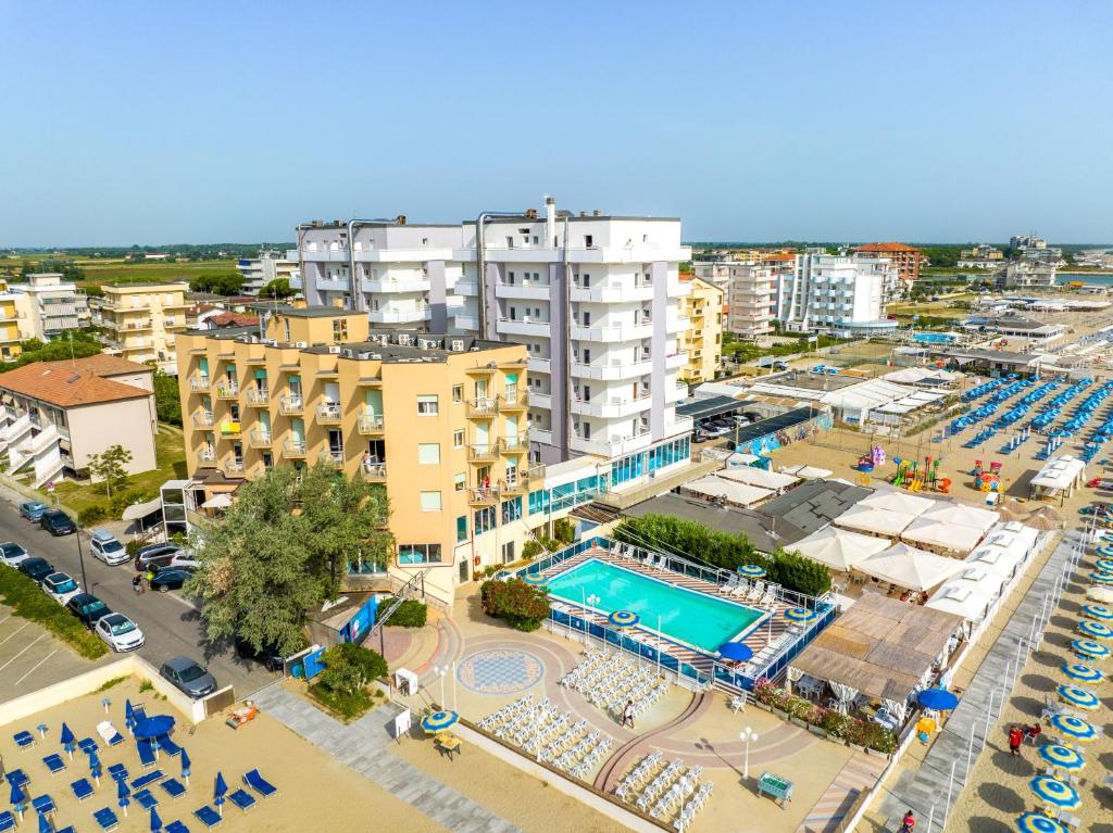 une vue de tête sur une ville avec une piscine et des bâtiments dans l'établissement Bikini Tropicana Family Hotel, à Lido di Savio