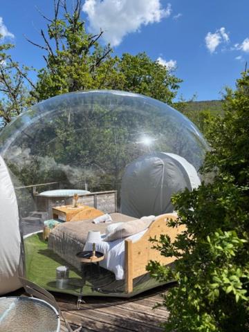 - une chambre dans un dôme en verre avec un lit dans l'établissement Bulle transparente, à Champfromier 8 autres photos