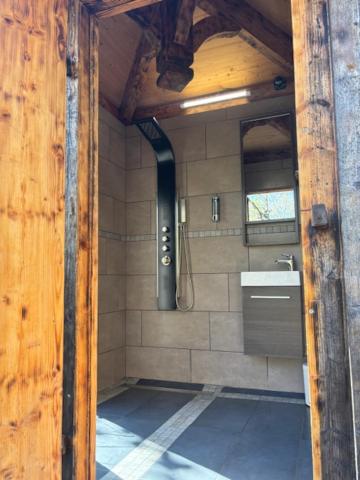 La salle de bains est pourvue d'une douche et d'un lavabo. dans l'établissement Bulle transparente, à Champfromier