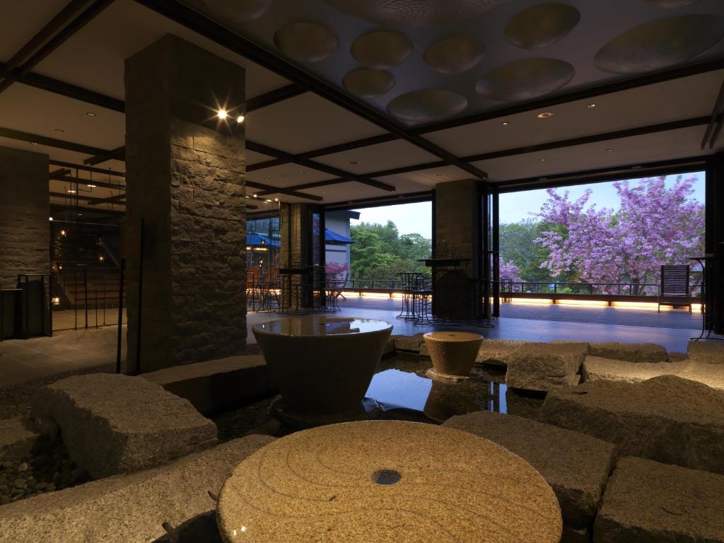 - un hall avec une grande pièce dotée de grandes fenêtres dans l'établissement Lake Shikotsu Tsuruga Resort Spa Mizu no Uta, à Chitose