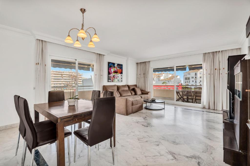 LetsMarbella - Grand 3BR Corner APT - Marina Banus