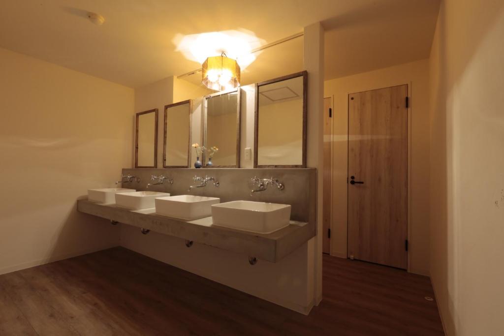 une salle de bain avec trois lavabos et un miroir dans l'établissement SHIRETOKO Kokun Kekun, à Shari 23 autres photos