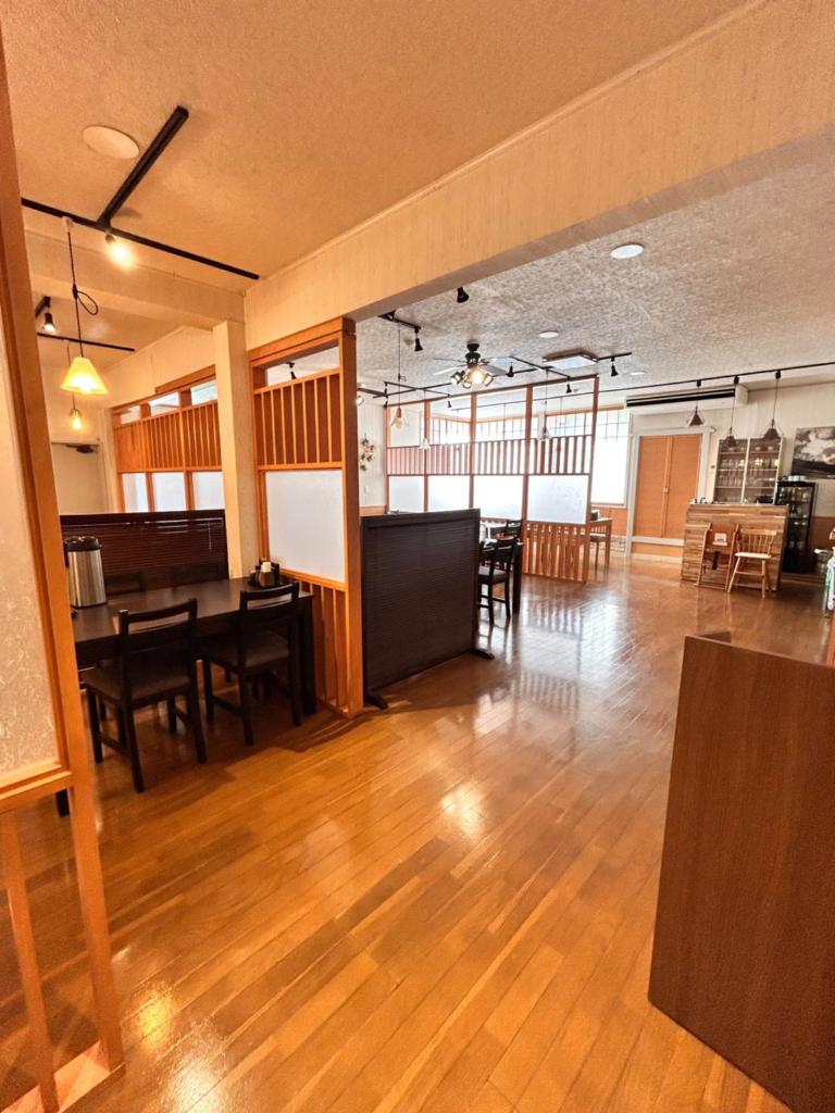 une pièce vide avec une table et une salle à manger dans l'établissement Togari Onsen Alpen Plaza, à Iiyama