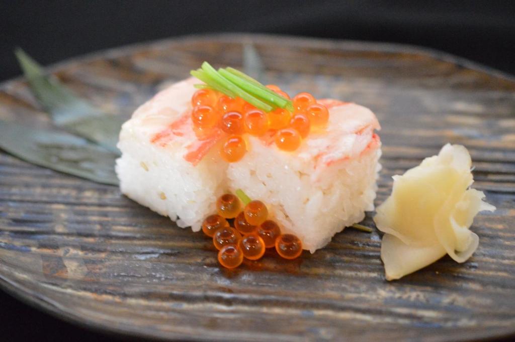 un morceau de gâteau aux carottes dans une assiette dans l'établissement Tokachigawa Moor Onsen Seijyakubow, à Otofuke