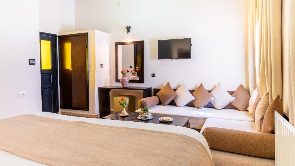 un salon avec un canapé et une table dans l'établissement Riad Al Madina, à Essaouira