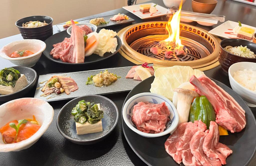 une table avec de nombreux types d'aliments différents dans des assiettes dans l'établissement Sagirisou, à Nagano 22 autres photos