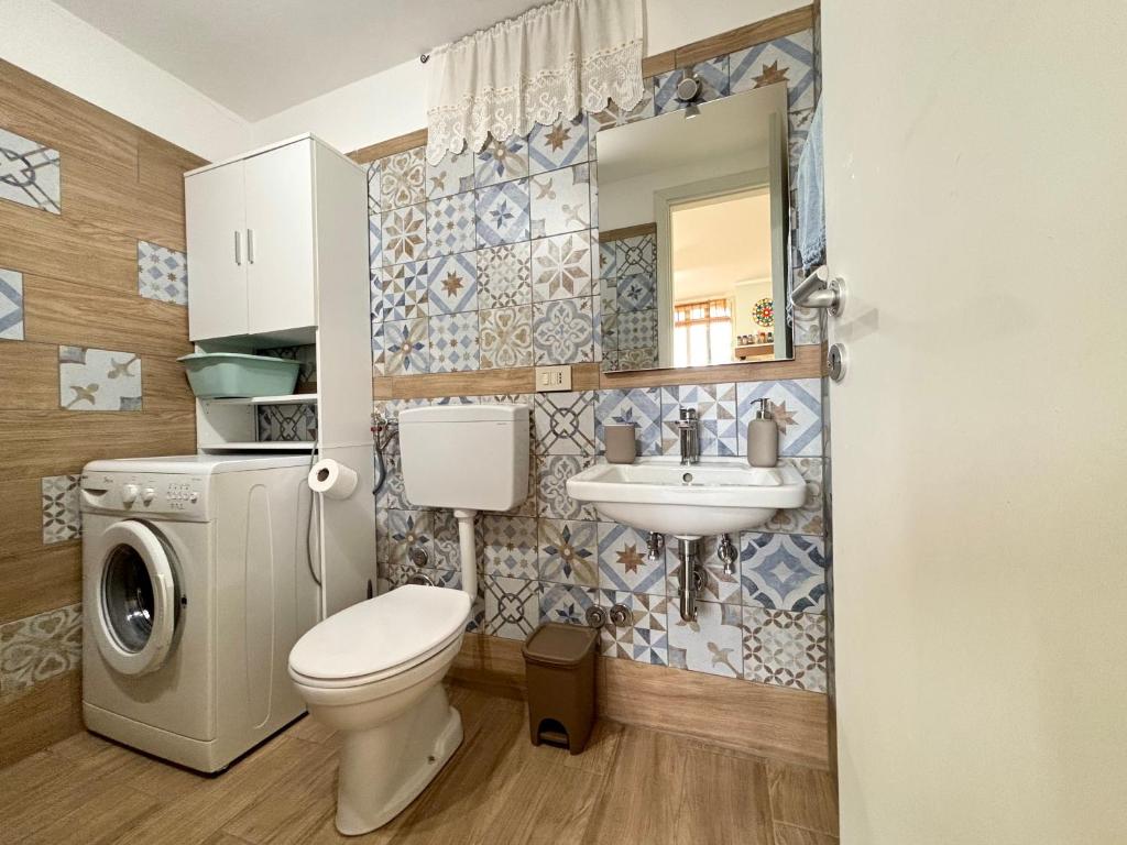 une salle de bain avec toilettes et lavabo dans l'établissement Villa Artemis, à Graniti