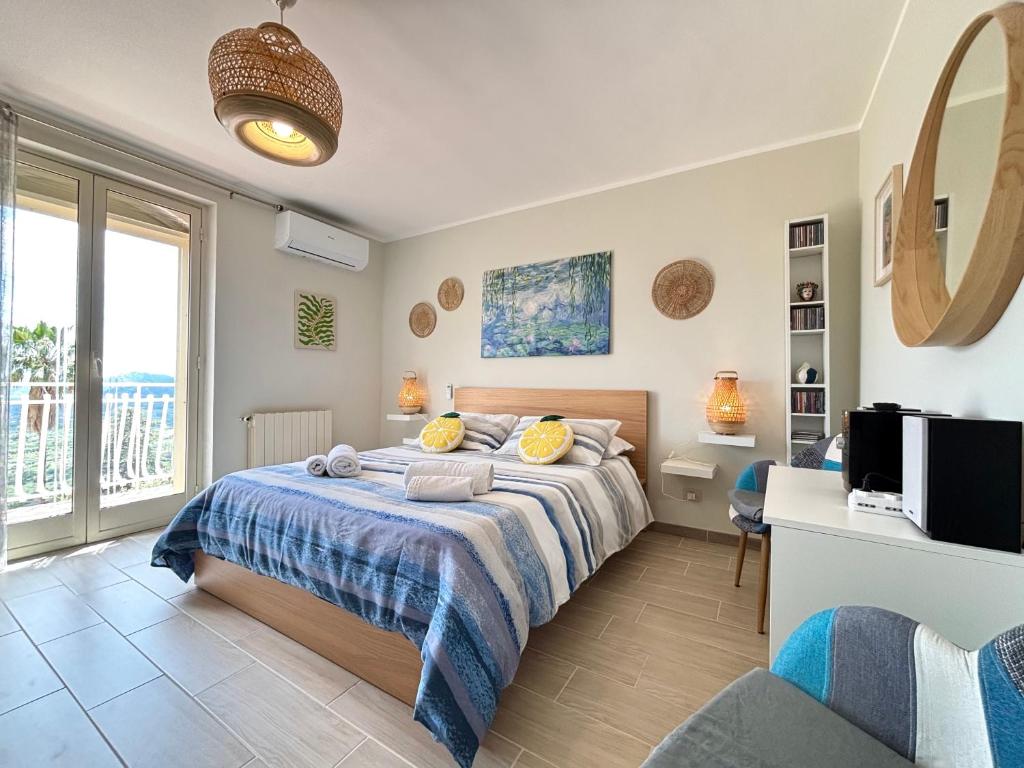 une chambre avec un lit et une télévision dans une pièce dans l'établissement Villa Artemis, à Graniti