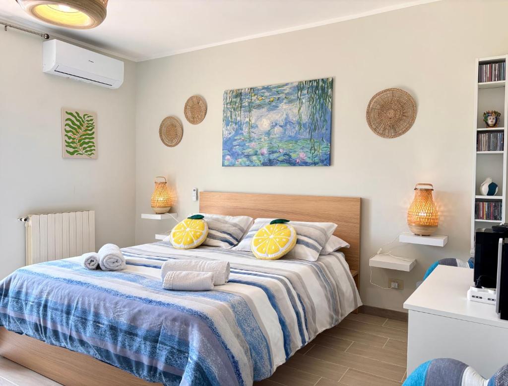 une chambre avec un grand lit avec des oreillers jaunes dans l'établissement Villa Artemis, à Graniti