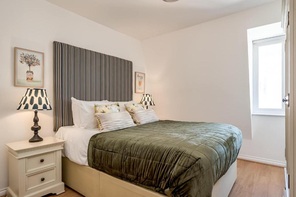 Central Belfast Apartments - The Cathedral Loft 3