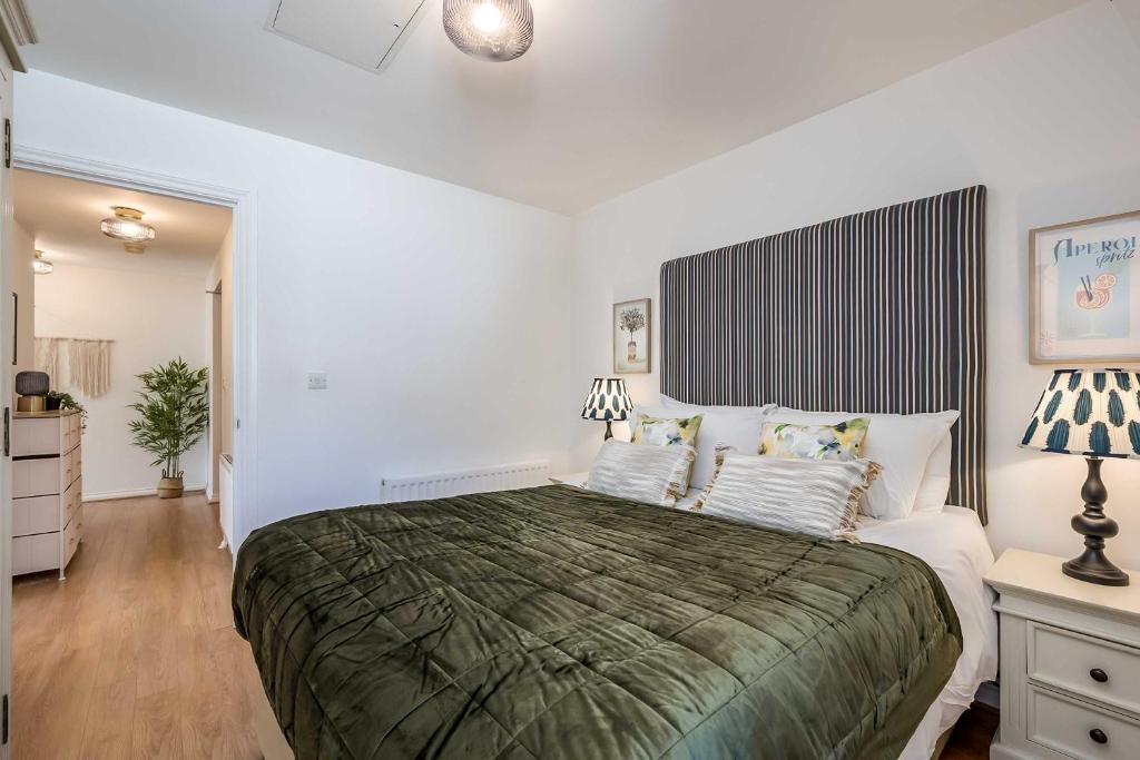 Central Belfast Apartments - The Cathedral Loft 4
