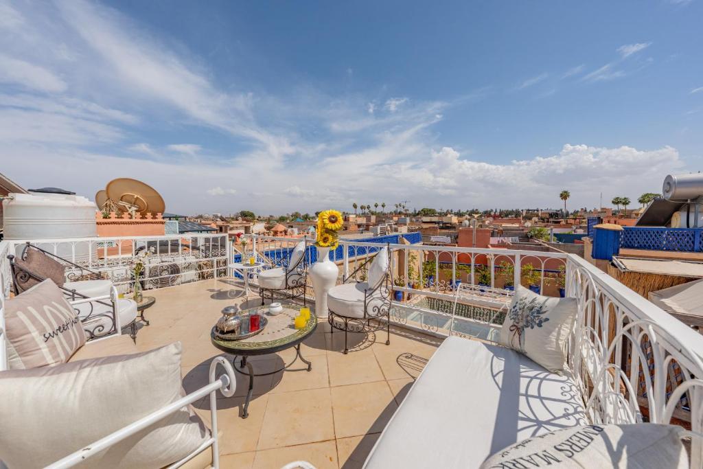 - un balcon sur un bateau de croisière avec vue sur la ville dans l'établissement RIAD AWINATI Location Privatisée ,piscine chauffée , beau Rooftop, à Marrakech
