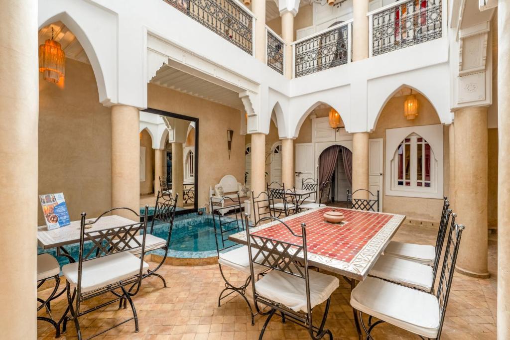 une salle à manger avec une table et des chaises dans l'établissement RIAD AWINATI Location Privatisée ,piscine chauffée , beau Rooftop, à Marrakech
