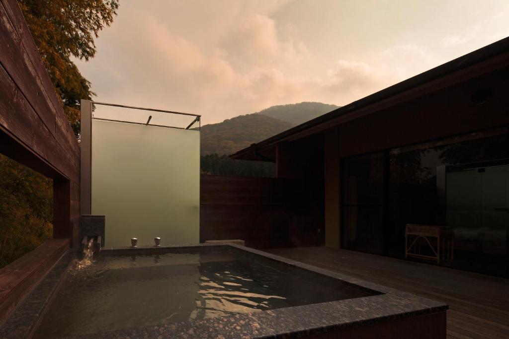- une piscine sur le côté d'une maison dans l'établissement Kitanokaze Saryo (Adult Only), à Hakone