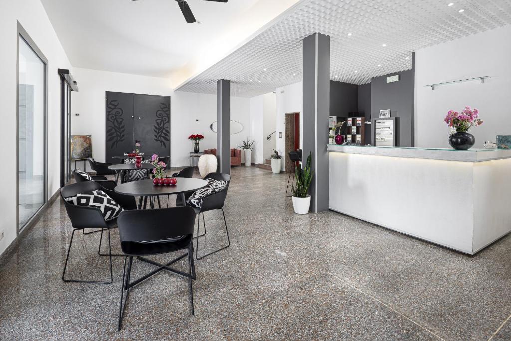 une salle à manger avec des chaises noires et une table dans l'établissement BI Hotel, à Bellaria-Igea Marina