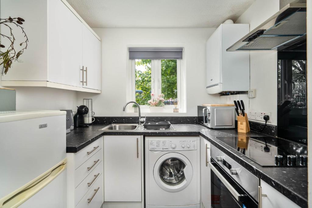 1BR House Near Centre - WiFi - Parking x2 - Pets 4