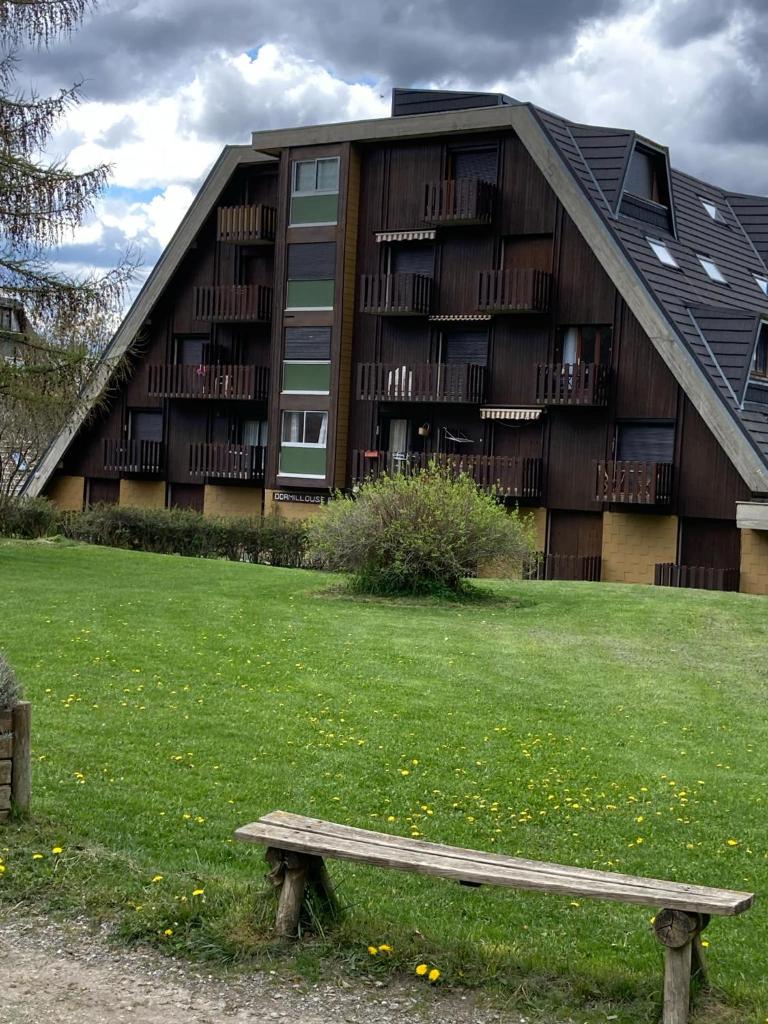 un banc devant un bâtiment dans l'établissement STUDIO 4 COUCHAGES A St JEAN-MONTCLAR ÉTÉ/HIVER, à Montclar