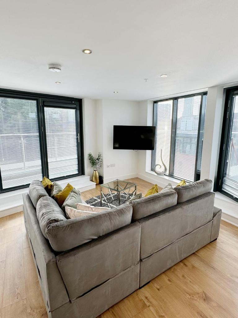 Luxury Penthouse with Private Hot Tub Overlooking Leeds City Centre 5
