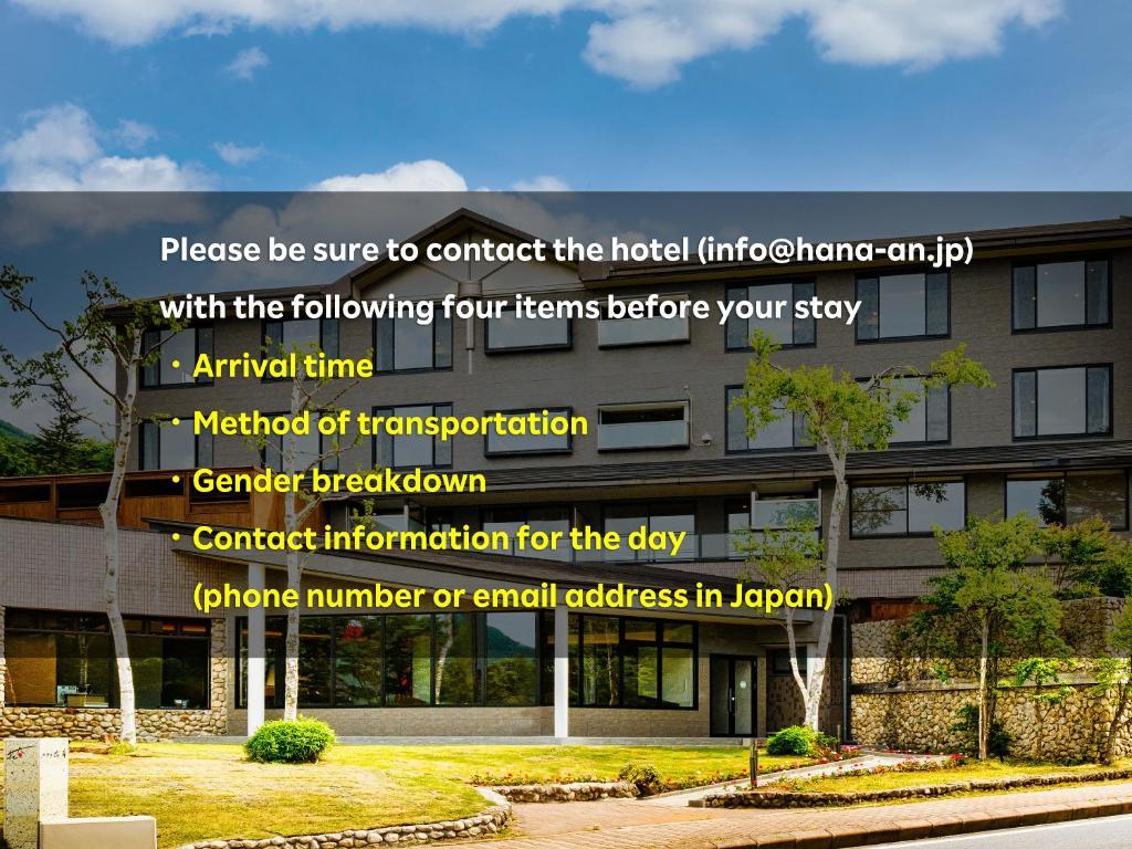 un prospectus pour un hôpital avec un bâtiment dans l'établissement Hotel Hanaan, à Nikkō