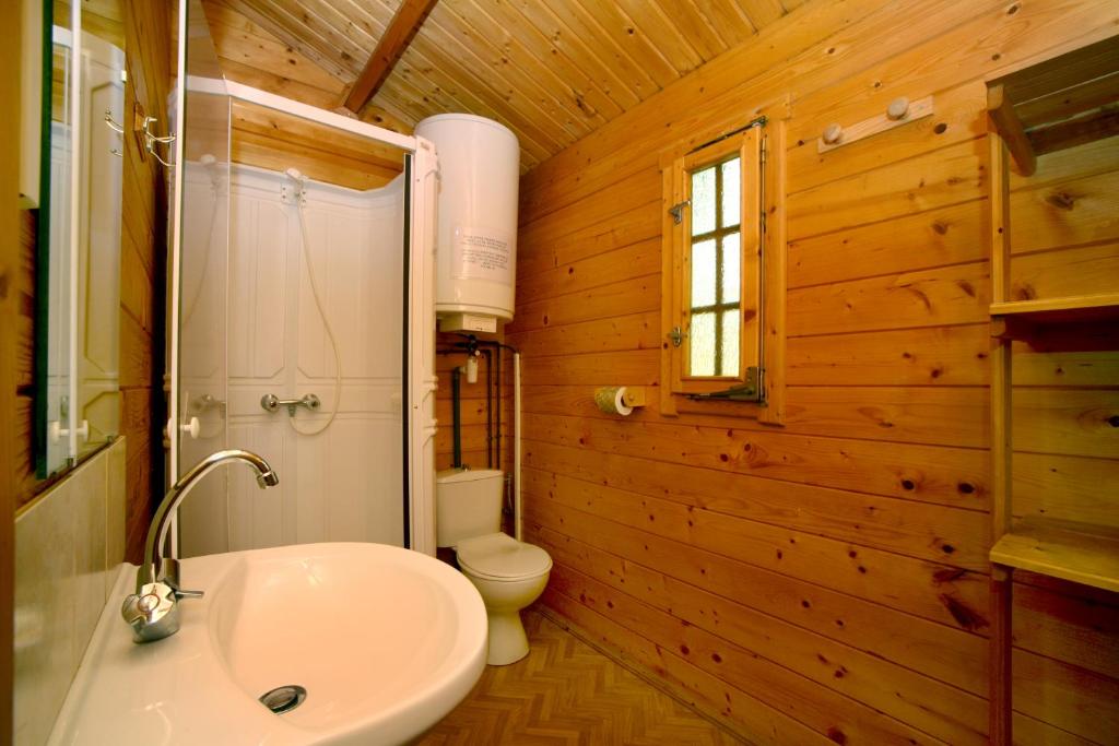 une salle de bain avec un lavabo blanc et des toilettes dans l'établissement Camping U STABIACCIU, à Porto-Vecchio