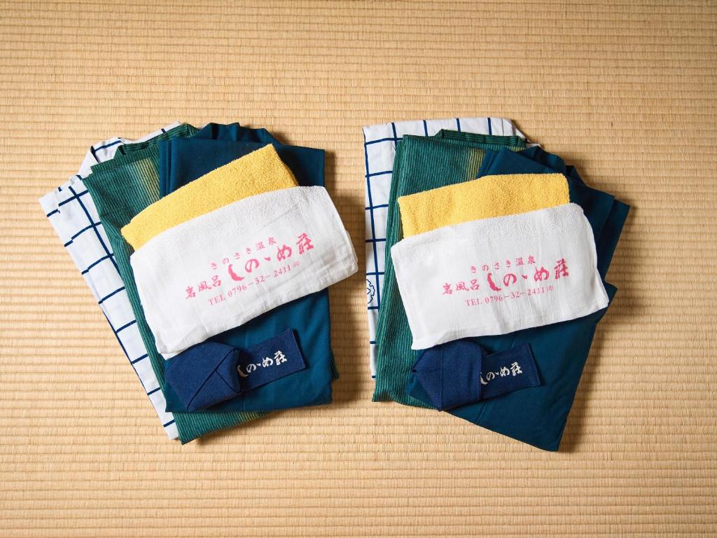 deux sacs de serviettes posés sur une table dans l'établissement Sinonomesou Kinosaki Onsen, à Toyooka 26 autres photos