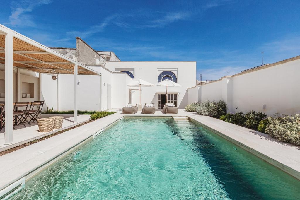 une piscine dans l'arrière-cour d'une maison dans l'établissement Frantoio Luxury Villa by HDSalento, à Melendugno