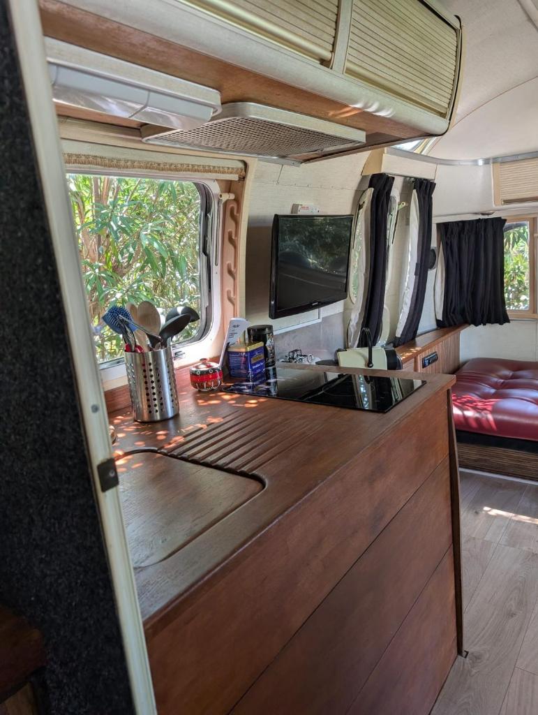 une cuisine dans un camping-car avec un comptoir en bois dans l'établissement Pooh’s Belle, à Grimaud