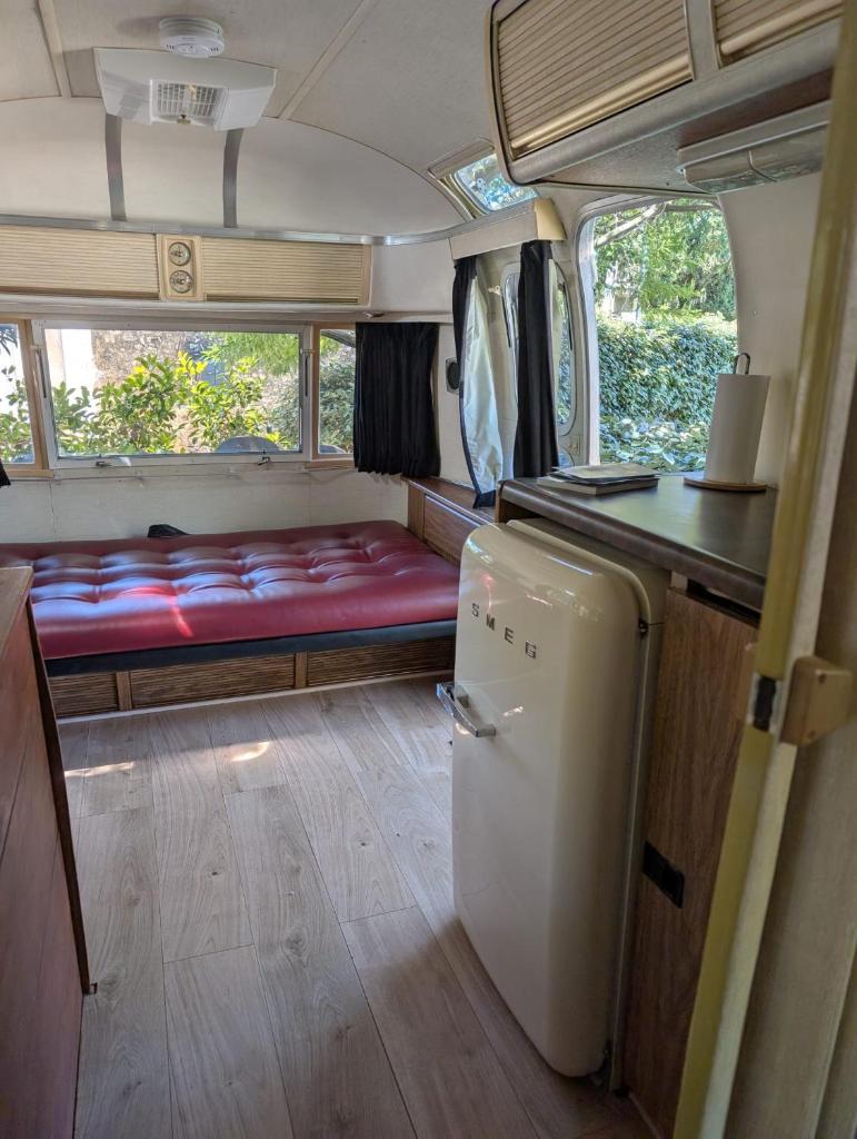 une pièce avec un canapé rouge à l'arrière d'une camionnette dans l'établissement Pooh’s Belle, à Grimaud 7 autres photos