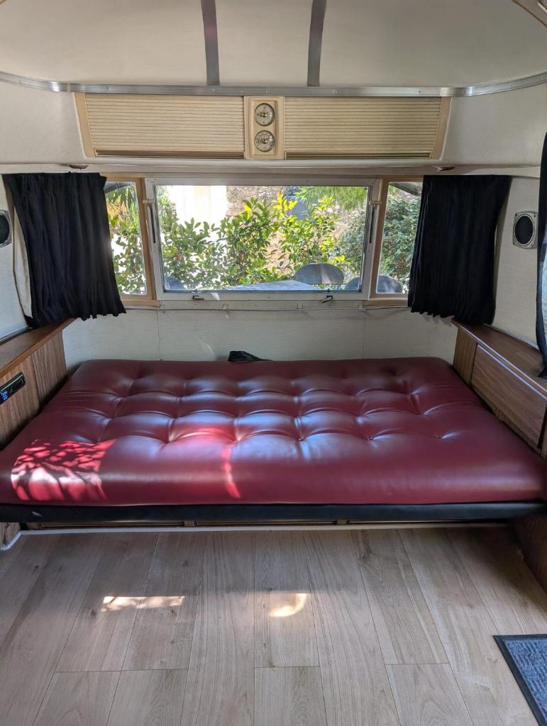 un canapé rouge à l'arrière d'une camionnette dans l'établissement Pooh’s Belle, à Grimaud