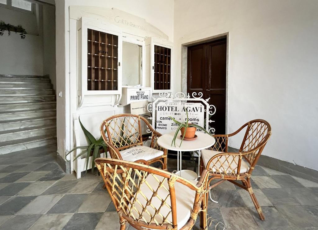 une table et des chaises assises sur un porche dans l'établissement Hotel Meublè Agavi, à Monterosso al Mare