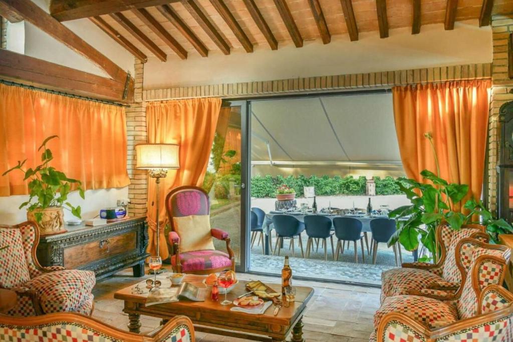 un salon avec des chaises et une table dans l'établissement Torre Vitagliano Resort, à Castel Viscardo