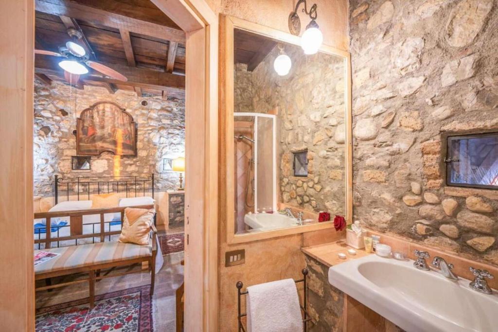 une salle de bain avec un lavabo et une baignoire dans l'établissement Torre Vitagliano Resort, à Castel Viscardo
