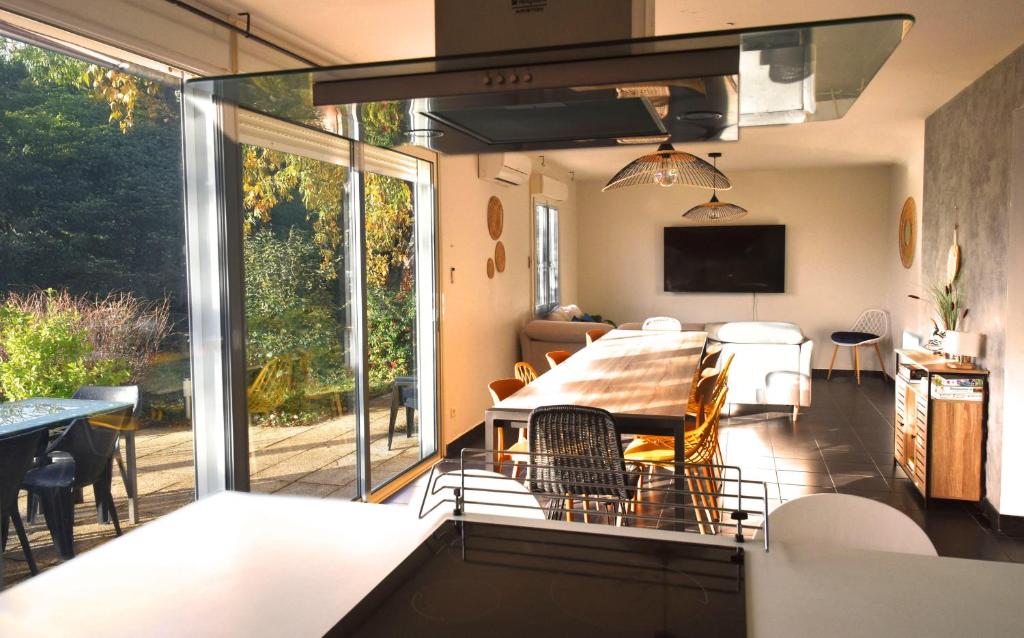 une cuisine et une salle à manger avec une table et des chaises dans l'établissement Villa Spacieuse au Calme Absolu avec Grande Piscine Jacuzzi Chauffé - Grand Jardin Sans Vis a vis- Salle de Jeux avec Fresque du Nougat - Ideal Familles et Groupes Drome Provencale, à Montélimar 37 autres photos