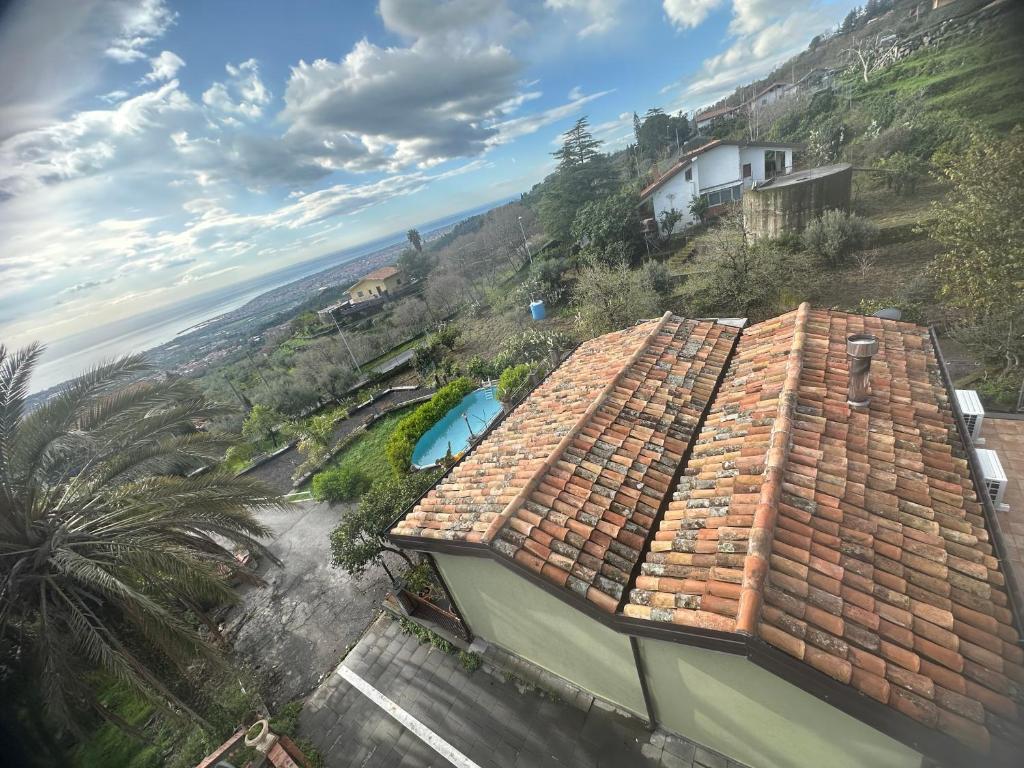 une vue aérienne d'une maison avec un toit dans l'établissement Casa Verde Ulivo, à Montargano 15 autres photos