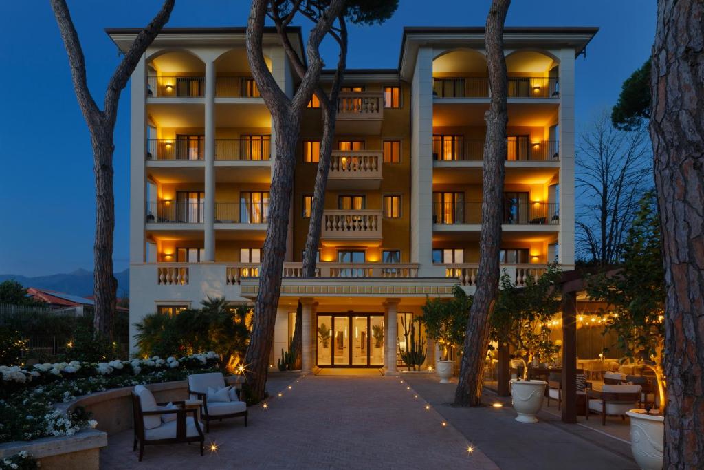 une séance de nuit sur l'extérieur d'un hôtel dans l'établissement Grand Hotel Imperiale, à Forte dei Marmi