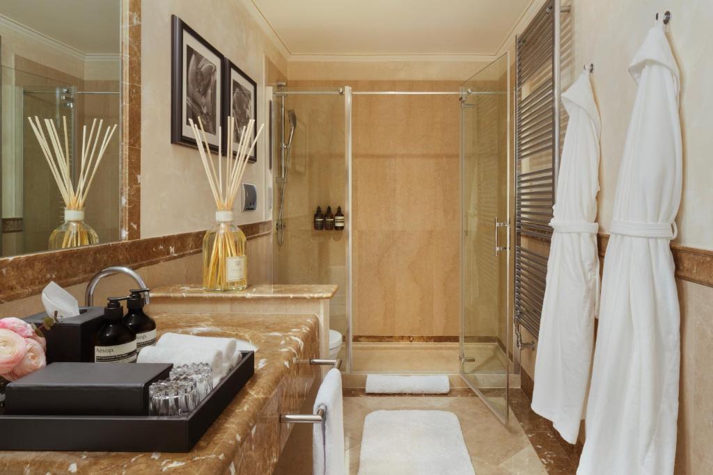 une salle de bain avec douche et lavabo dans l'établissement Grand Hotel Imperiale, à Forte dei Marmi