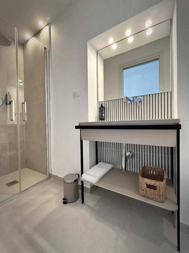 une salle de bains avec douche, lavabo et miroir dans l'établissement Hotel Meublè Agavi, à Monterosso al Mare 116 autres photos