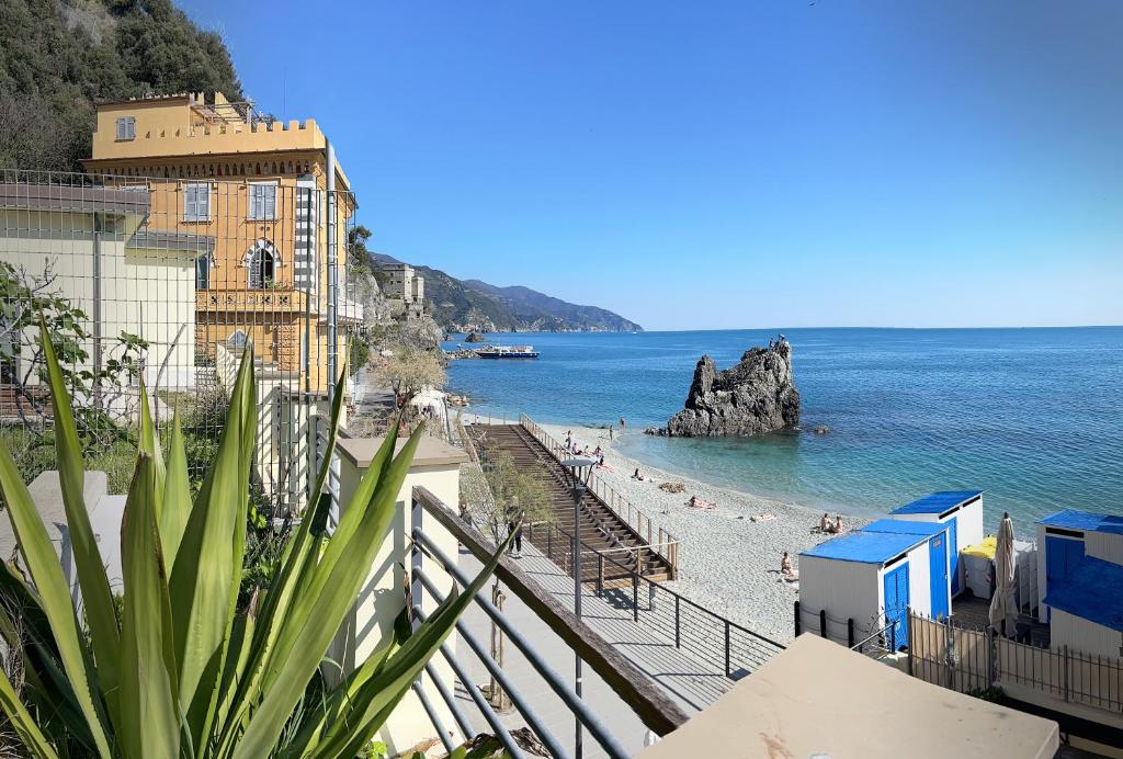 une vue d'une plage avec un bâtiment et l'océan dans l'établissement Hotel Meublè Agavi, à Monterosso al Mare