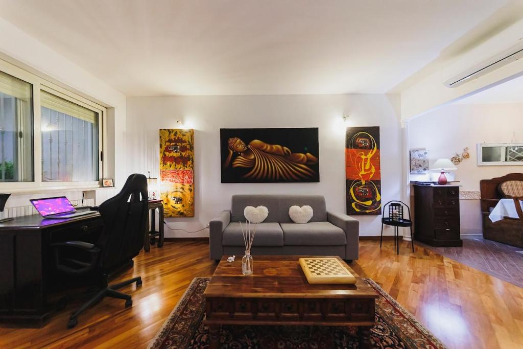 un salon avec un canapé et un bureau dans l'établissement Villa ElSi, Where Relaxation and Elegance Meet, à Valenzano