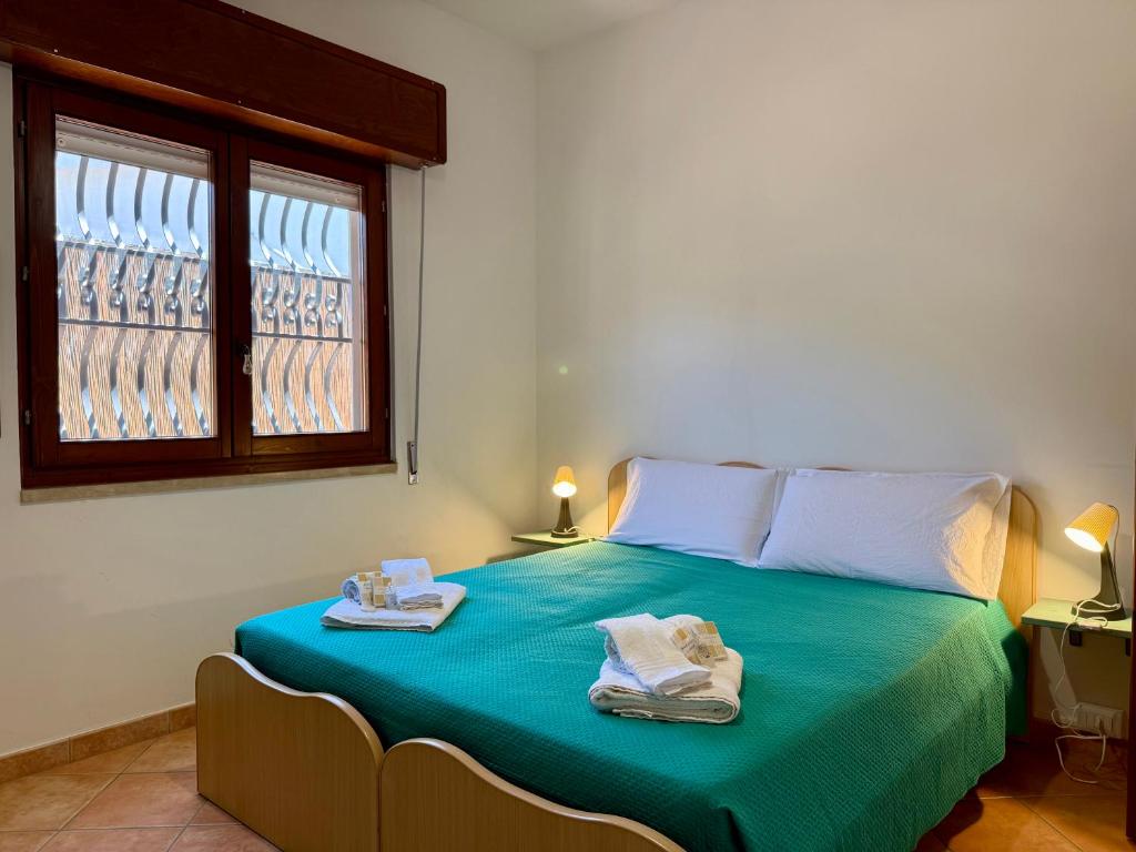 une chambre avec un lit avec deux serviettes dessus dans l'établissement Villa Urùca, à Cava dʼAliga