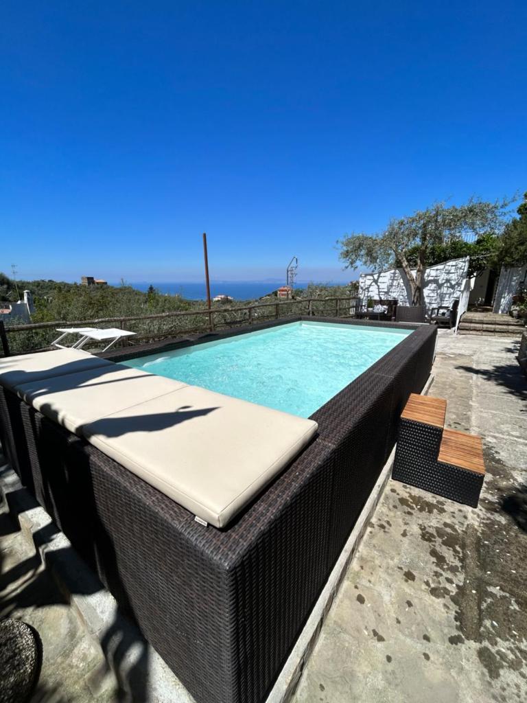une piscine avec un matelas dessus dans l'établissement Villa Carolina Sorrento Private Heated Pool and Sea View, à Sorrente