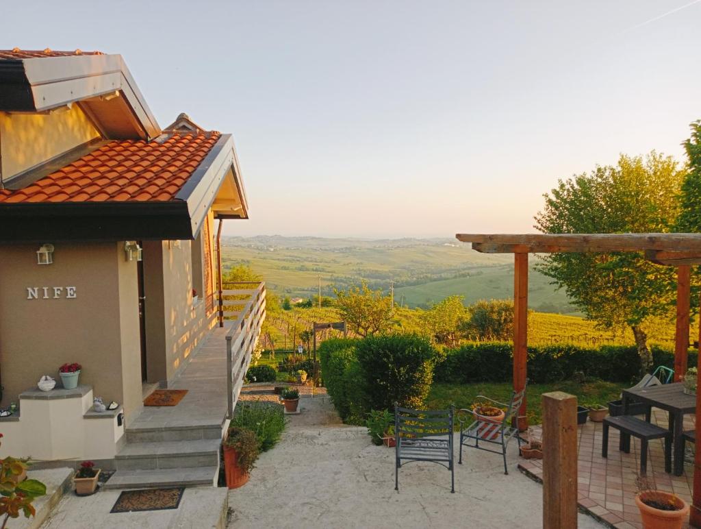 une maison avec une table et des chaises et une vue dans l'établissement NiFe Tiny House - Secret Garden, à Montalbo 65 autres photos