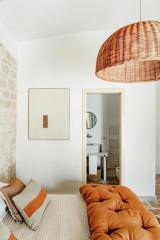 - un salon avec un lit et un miroir dans l'établissement Trullo Zaira, à Alberobello 38 autres photos