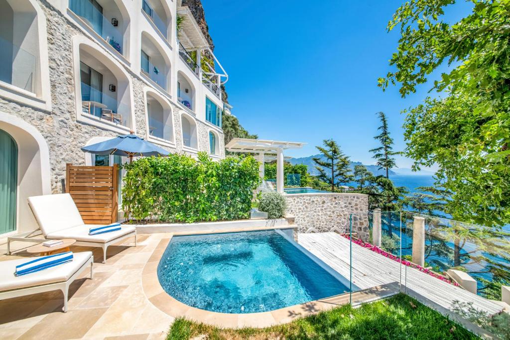 - une piscine dans l'arrière-cour d'un bâtiment dans l'établissement Borgo Santandrea, à Amalfi